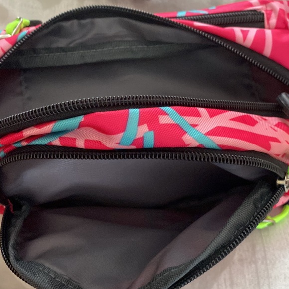 1980’s style retro “fanny pack”. - Picture 2 of 5